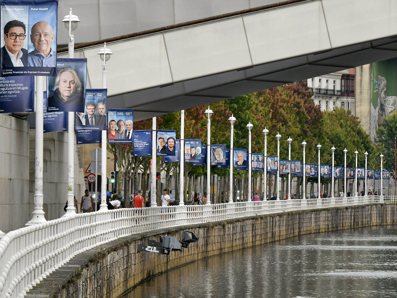 Banderolas con imágenes de los premiados, en la Avenida de las Uniersidades el pasado septiembre.