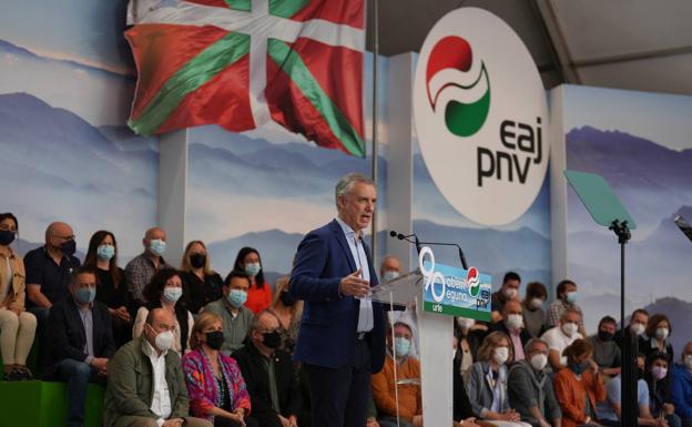 Urkullu rechaza la «receta mágica neoliberal» de bajar impuestos