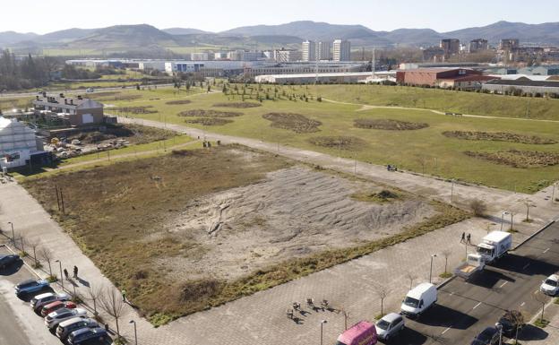 Familias de Salburua denuncian que la obra del instituto se retrasa «a mayo o junio»