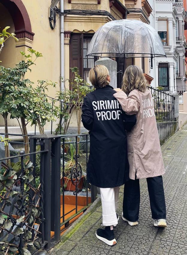 ¿Por qué todas las firmas vizcaínas están sacando gabardinas?