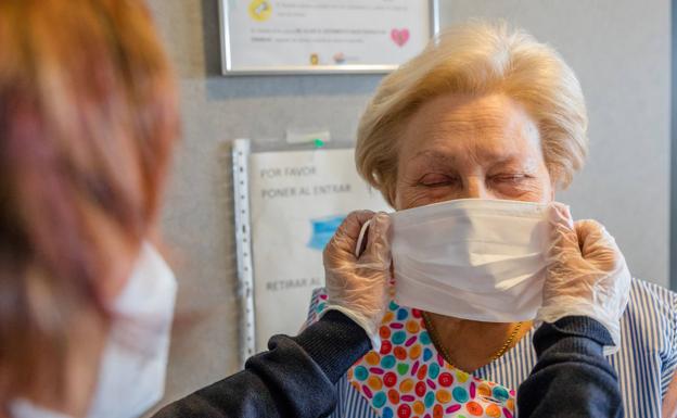 Álava «recomienda» el uso de mascarilla a los usuarios de residencias ante «un posible repunte de casos»