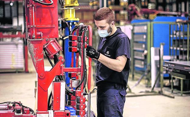 Las empresas vascas, obligadas a esperar al último momento para regular la mascarilla