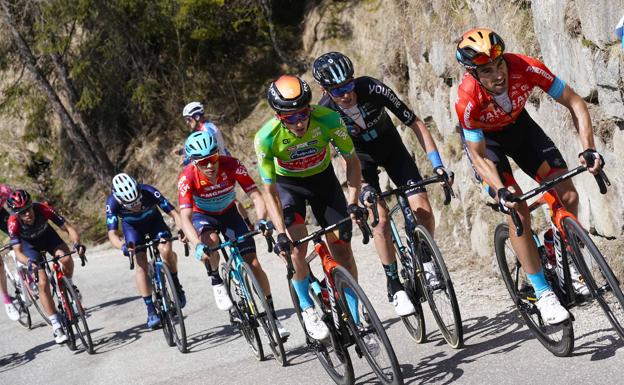 Pello Bilbao defiende con fuerza el liderato en el Tour de los Alpes