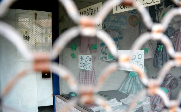 La misteriosa tienda de Santurtzi cerrada hace más de 20 años: precios en pesetas y vestidos abandonados