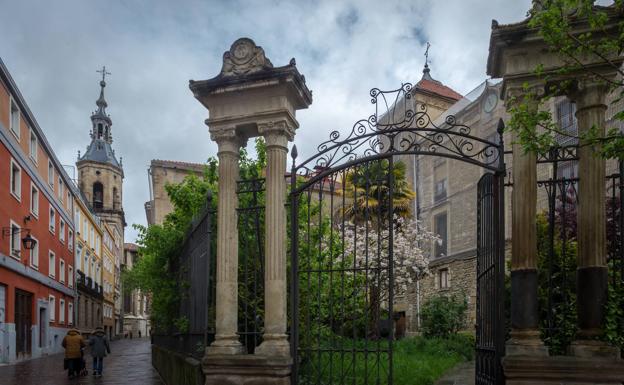 Inquilinos de Álava-Esquível piden al Ayuntamiento reparar zonas sin habitar que amenazan sus pisos