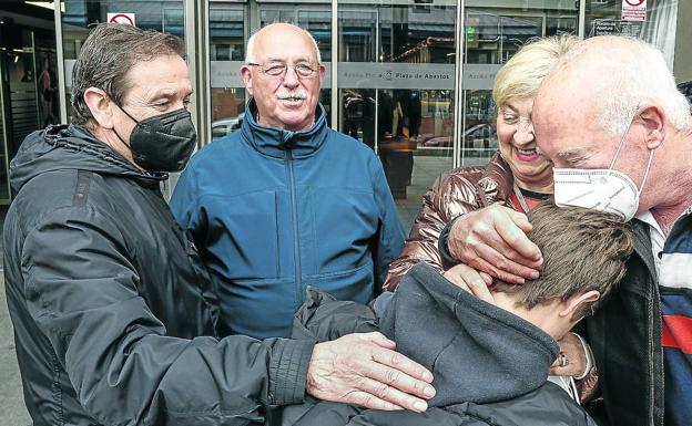 «Pido la compra a casa por no ir al 'súper', así que como para quitarme la mascarilla»