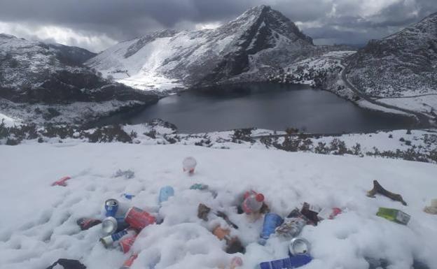 Aparece basura tirada entre la nieve en los Lagos de Covadonga