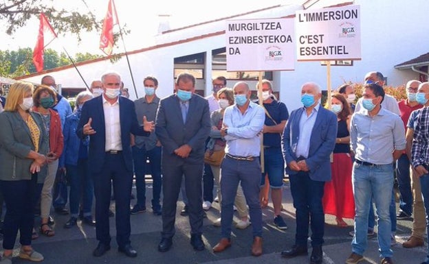 Ipar Euskal Herriko eskoletan murgiltze eredua exijitzeko gida bat kaleratu dute