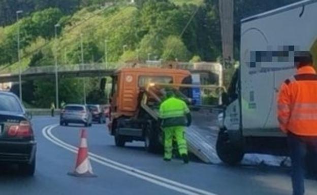 Una mujer de 36 años muere tras el choque de un coche y un furgón en Zaratamo
