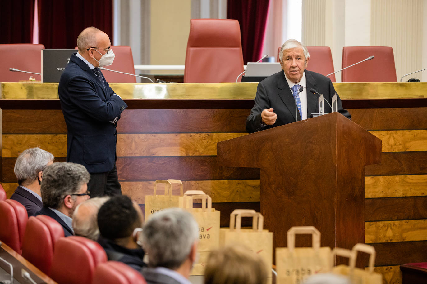 Las instituciones alavesas reciben su tarta de San Prudencio