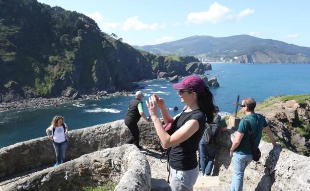 Reabren el acceso a la ermita de Gaztelugatxe tras más de un año de cierre por desprendimientos