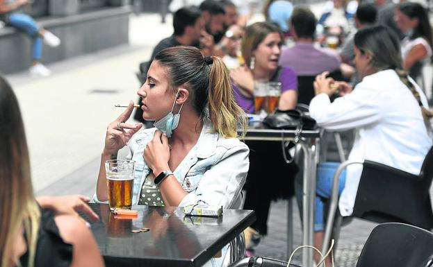 Sanidad ultima prohibir fumar en el coche y subir el precio del tabaco para reducir su consumo