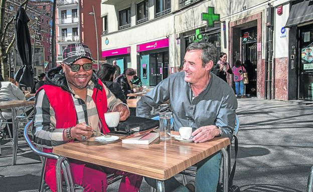 Pascual Perea publica la biografía de un camerunés afincado en Bilbao