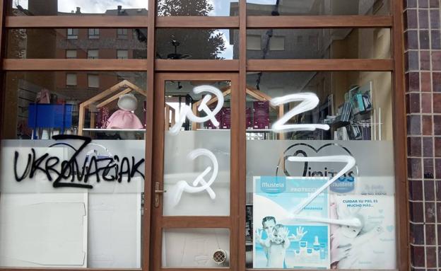 Aparecen pintadas favorables a Rusia en una tienda de Llodio que recoge ayuda para Ucrania