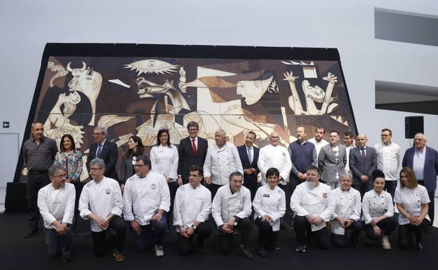 Vitoria acoge la réplica en chocolate del 'Guernica' de Picasso en el Palacio Europa