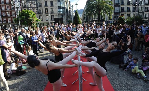 Alfombra roja en El Arenal de Bilbao para celebrar el Día de la Danza