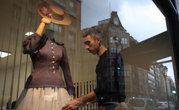 Vestidos a medida y cursos: así es la nueva tienda de un diseñador en Bilbao