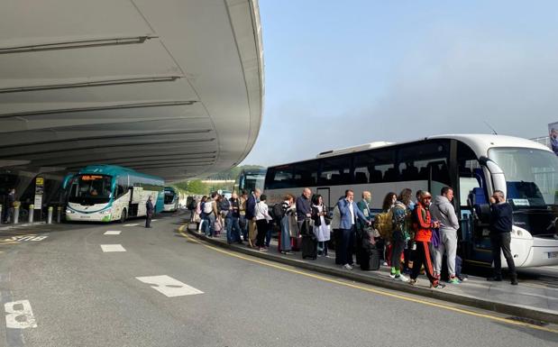 12 vuelos desviados o retrasados por la niebla en una atropellada mañana en Loiu