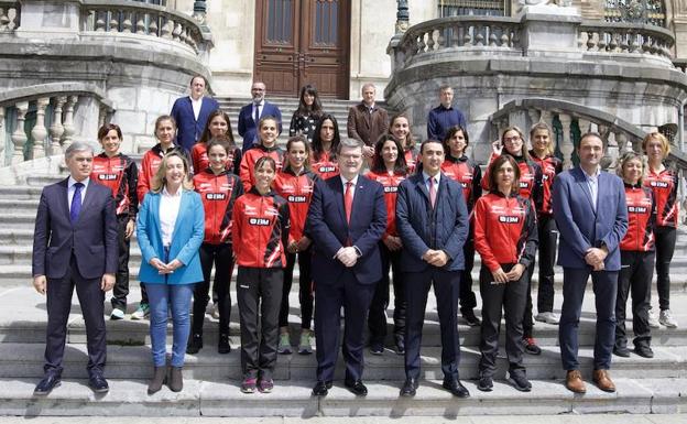 El Ayuntamiento recibe al Bilbao Atletismo Santutxu