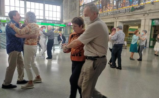 Bailes en la estación de Abando: «En Bilbao siempre se ha 'bailao'»