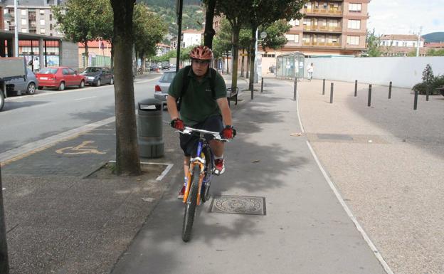 Llodio pintará el carril bici en la carretera este año