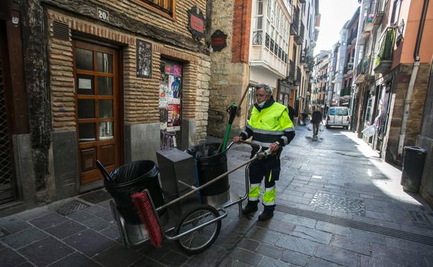 Los trabajadores de la limpieza de Vitoria denuncian que no disponen de equipos «adecuados»