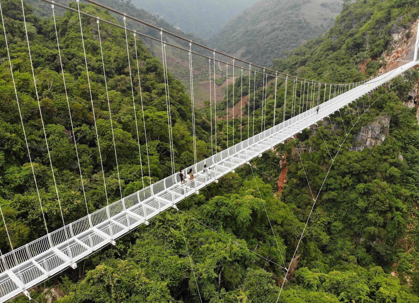 Así es el puente de cristal más largo del mundo
