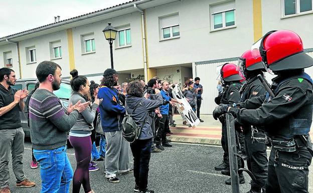 Desalojo en Artea: «Nunca pensé que mi ex podría llegar al extremo de quitarme la casa con tres hijos»