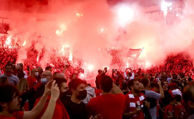 La Euroliga condena «la falta de seguridad» del Olympiacos por la invasión de pista