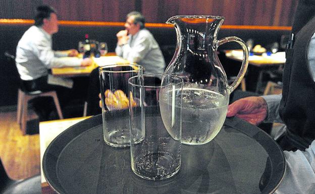 Denuncian a tres locales alaveses por cobrar el agua del grifo