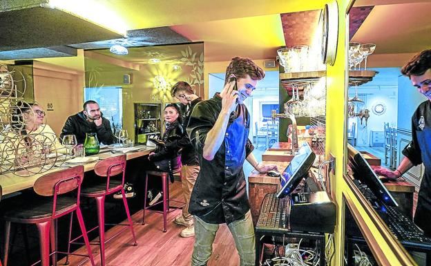 La hostelería alavesa empieza a cobrar fianza para garantizar la reserva de mesas en festivos