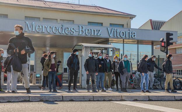 ELA, LAB y ESK quieren que la plantilla de Mercedes decida cómo encaminar la negociación del convenio