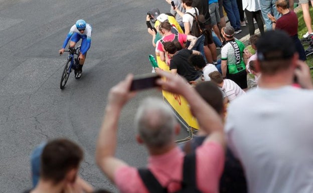 Simon Yates da el primer golpe del Giro