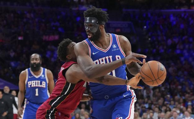 Un Embiid enmascarado reanima a los Sixers