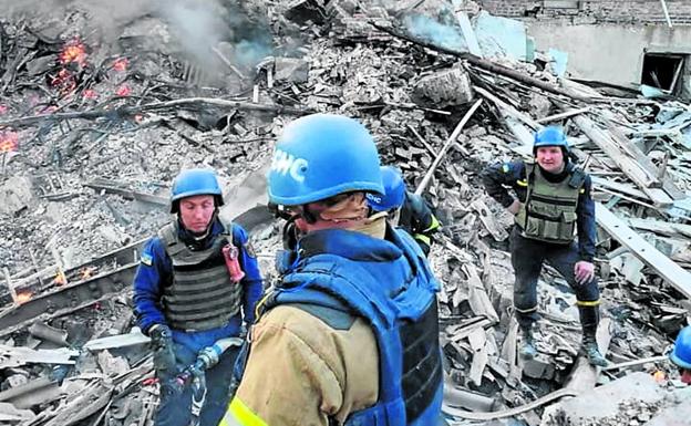 Un ataque ruso a una escuela usada como refugio en Lugansk causa 2 muertos y 60 desaparecidos