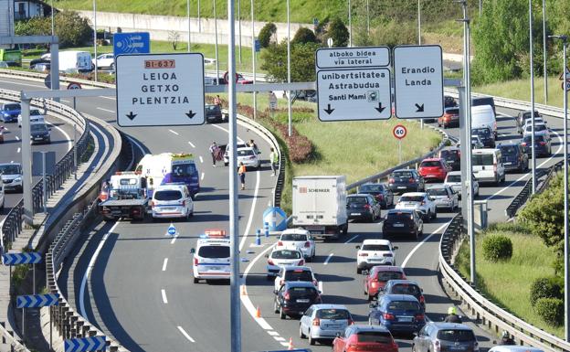 Casi dos horas de retenciones en el Txorierri y Rontegi por un accidente en La Avanzada