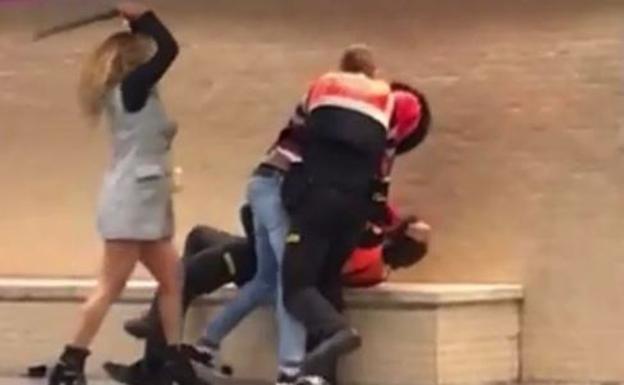 Una mujer golpea con una porra a dos vigilantes del metro en Badalona