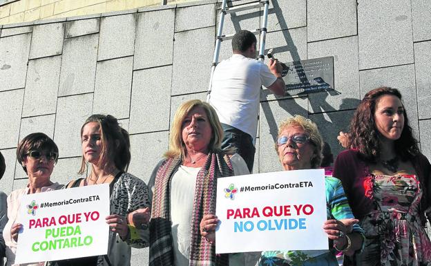 Covite pide a Bilbao que deje de ser la única capital vasca sin placas de víctimas del terrorismo