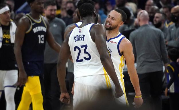 Curry se enchufa a tiempo y deja a los Warriors a un triunfo de la final