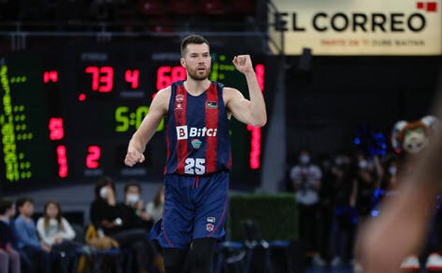 El Baskonia ejecutó una cláusula de renovación de Alec Peters por una temporada más