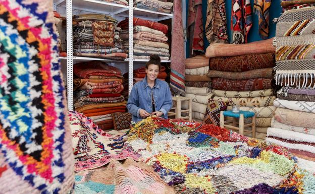 Dos hermanas regentan en Bilbao la única tienda de alfombras bereberes del país