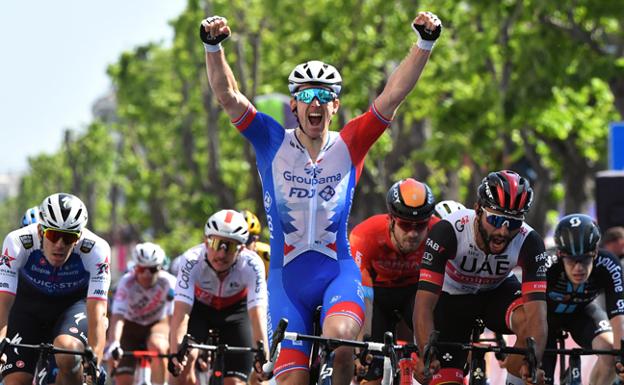 Demare gana al sprint la primera etapa en rosa de 'Juanpe' López en el Giro