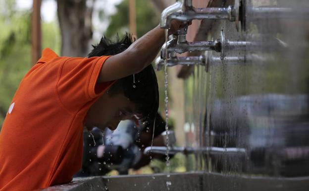 Mila milioi pertsona kiskaltzen ari dira Indian eta Pakistanen 50 gradu inguruko tenperaturen harira