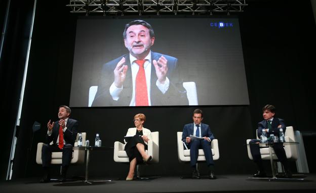 «No estamos haciendo bien la transición energética», advierte Josu Jon Imaz en la mesa redonda de Cebek