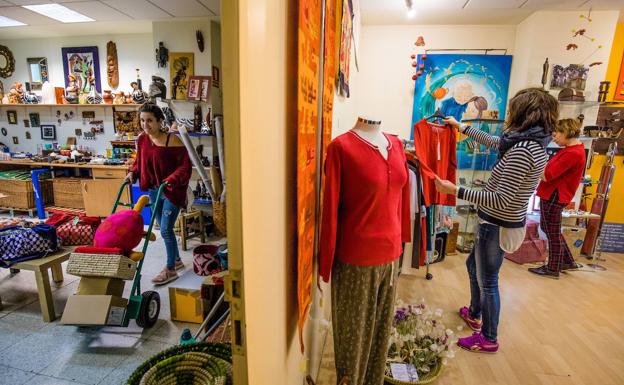 Nueve 'stands' de comercio justo llenarán la plaza de los Fueros este sábado