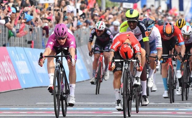 Demare repite triunfo en el Giro por un centímetro
