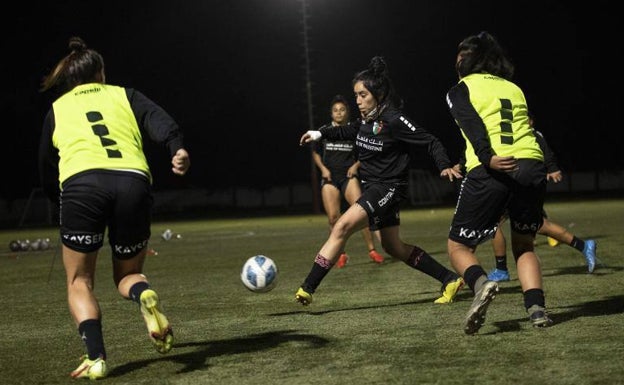 El fútbol femenino ya es profesional en Chile, pero a 14 euros al día