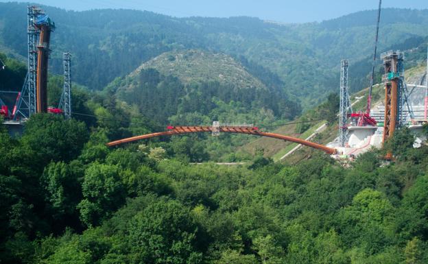 Uno de los dos viaductos de la Supersur ya sobrevuela el Bolintxu