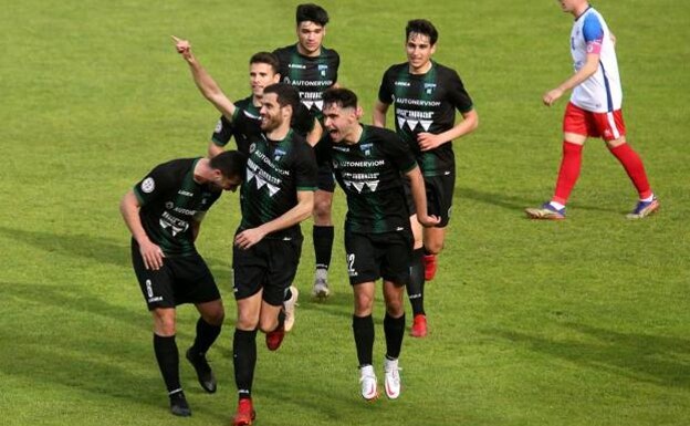 Néstor Salinas celebrates a goal with the rest of his teammates in Las Llanas 
