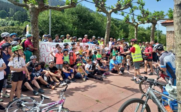 200 ciclistas reclaman en Alonsotegi la ampliación del bidegorri de la localidad